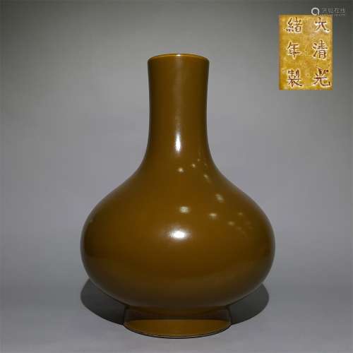 A QING HUANGXU EEL YELLOW VASE