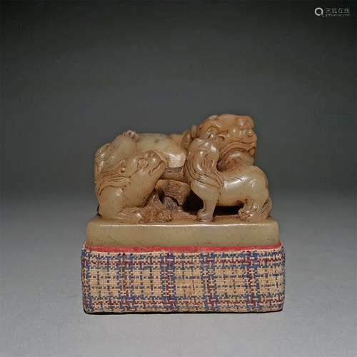 A QING DYNASTY SHOUSHAN ROSS QUARTZ ANIMAL BUTTON SEAL