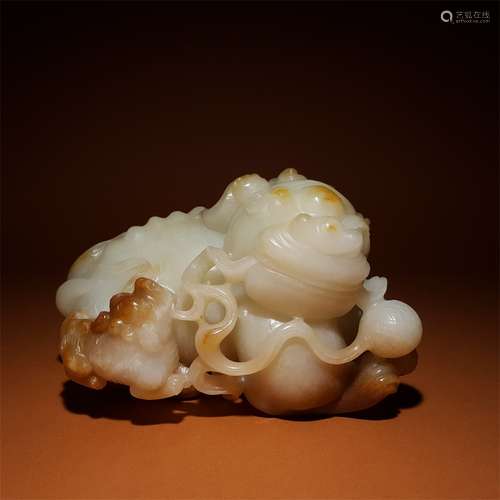 A QING DYNASTY HETIAN JADE BEAST ORNAMENT