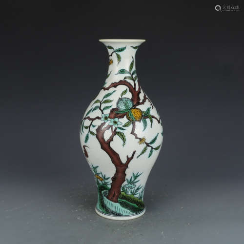 A Chinese Plain Tricolour Peach Painted Porcelain Vase