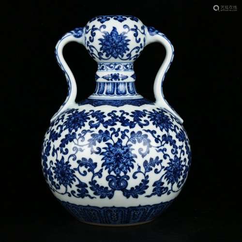 A Chinese Blue and White Floral Porcelain Zun