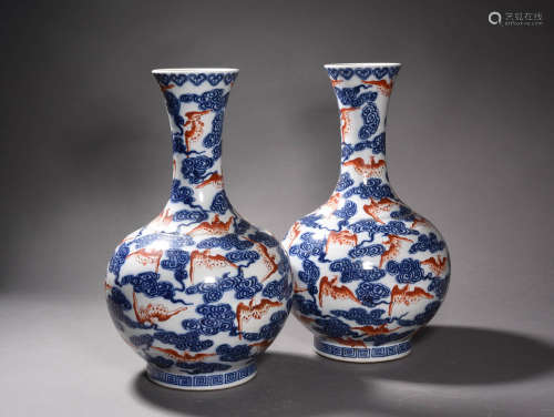 A Pair of Chinese Blue and White Iron Red Cloud Pattern Porcelain Vase