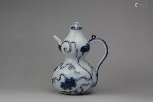 A Chinese Blue and White Floral Porcelain Gourd-shaped Pot