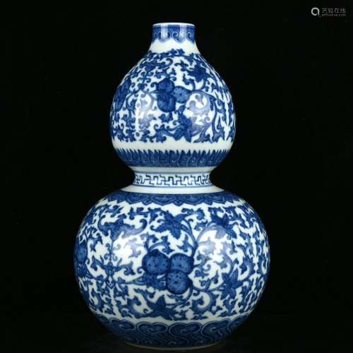 A Chinese Blue and White Floral Porcelain Gourd-shaped Vase