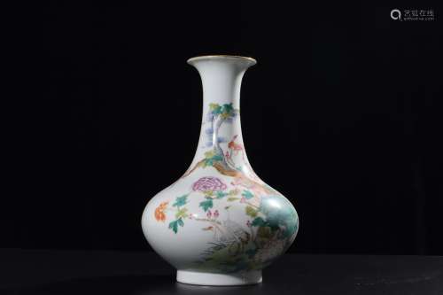 A Chinese Famille Rose  Twine Pattern Floral Porcelain Vase