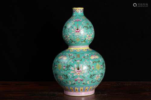 A Chinese Green  Twine Pattern Floral Porcelain Gourd-shaped Vase