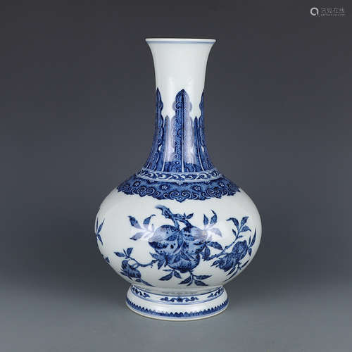 A Chinese Blue and White Floral Porcelain Vase