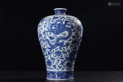 A Chinese Blue and White Dragon Pattern Porcelain Vase