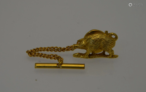 A 9ct yellow gold stud in the form of a boar/hog