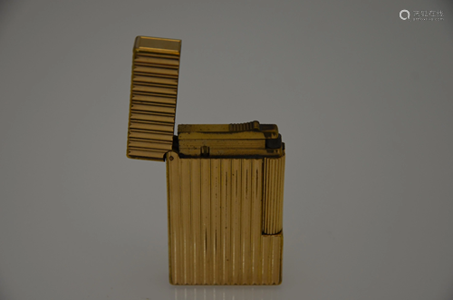 S J Dupont - A cased gilt metal ribbed cigarette