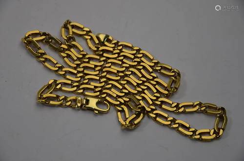 A yellow metal flat figaro linked necklace