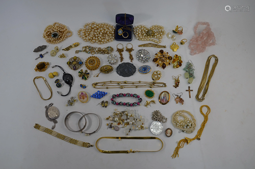 A collection of jewellery items