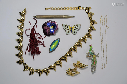 Collection of vintage jewellery items