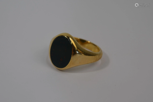 A 9ct yellow gold signet ring