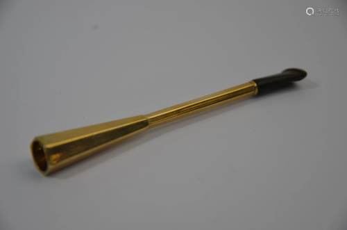 A 9ct yellow gold cigarette holder