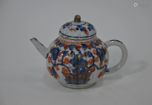 An 18th century Chinese export Imari teapot, Kangxi