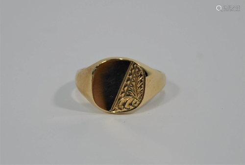 A 9ct yellow gold gentleman's signet ring