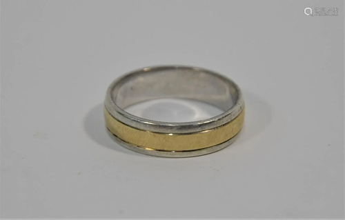 A modern silver and 9ct yellow gold wedding band