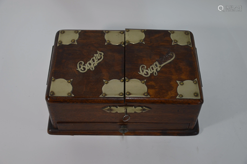 An oak tantalus to/with an oak cigar box (2)