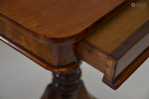 A Victorian mahogany single drawer centre table