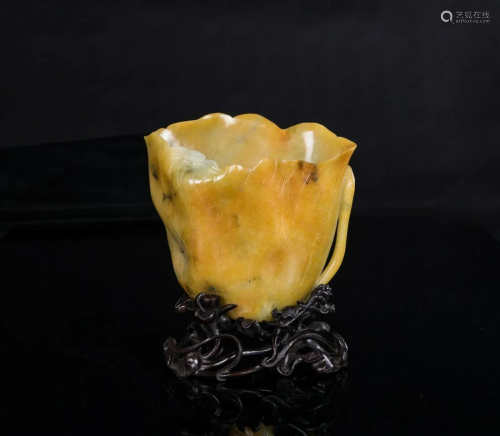 Qing- A Green and Yellowish Jadeite Carved Lotus…