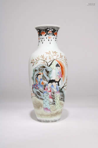 A Famille Rose Porcelain Vase,Qing Dynasty
