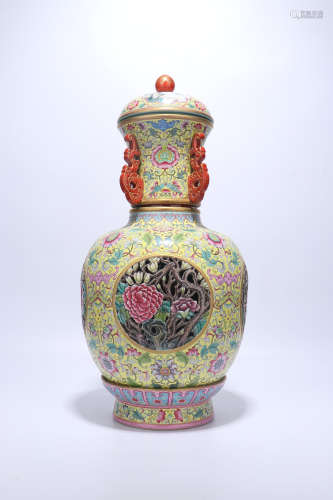 A Yellow-Ground Famille-Rose Porcelain Vase,Qing Dynasty