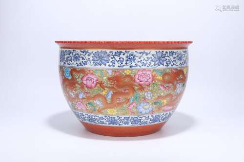 A Famille Rose Porcelain Jar,Qing Dynastya