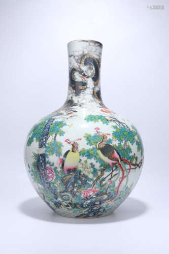 A Famille Rose Porcelain Globular Vase,Qing Dynasty