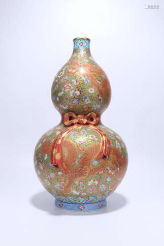 A Famille Rose Porcelain Gourd Vase,Qing Dynasty