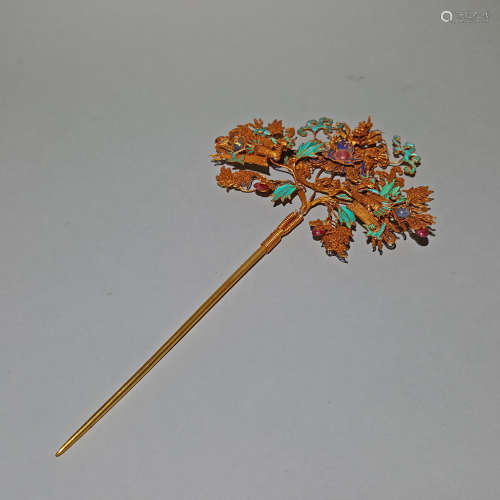 A QING DYNASTY PURE GOLD LACE AND GREEN HAIRPIN