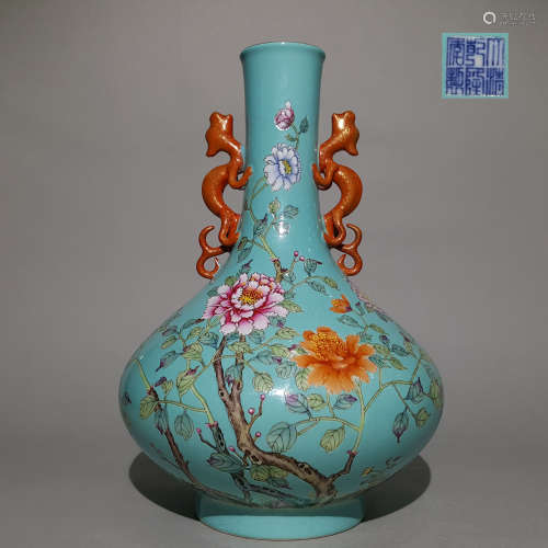 A QING DYNASTY TUEQUOISE FAMILLE ROSE VASE
