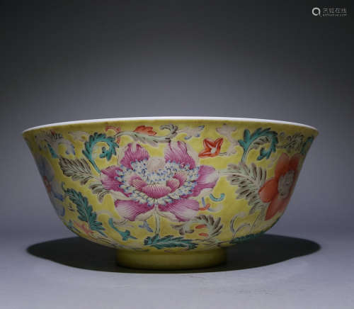 A QING DYNASTY YELLOW GROUND FAMILLE ROSE BOWL