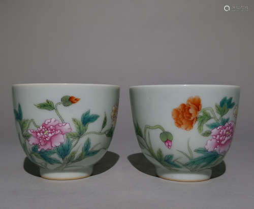 A PAIR OF QING DYNASTY FAMILLE ROSE CUPS