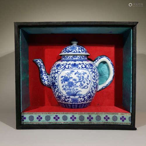 A QING DYNASTY BLUE AND WHITE FLOWER POT
