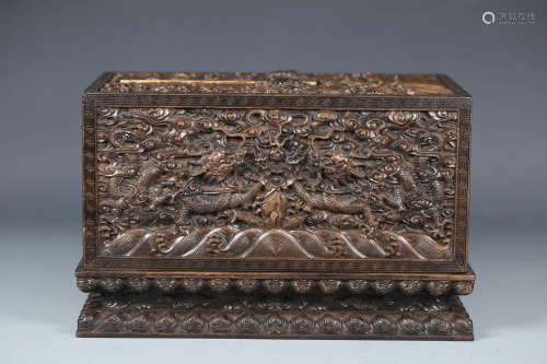 A QING DYNASTY RED SANDALWOOD BOX WITH DRAGON PATTERN