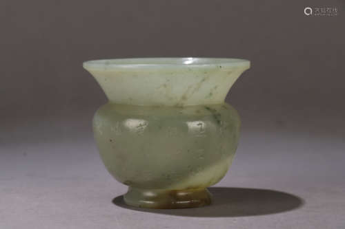 A QING DYNASTY HETIAN JADE BOTTLE