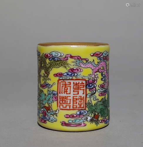 A QING DYNASTY YELLOW GROUND PASTEL DRAGON THUMB RING