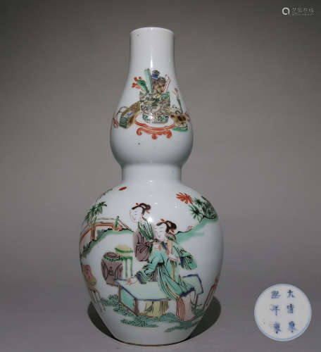 A QING DYNASTY COLORFUL GOURD BOTTLE