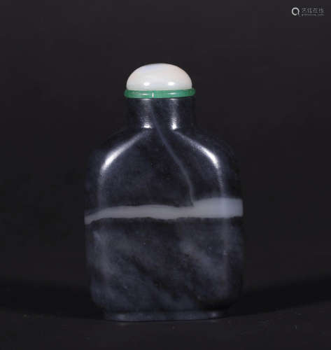 A QING DYNASTY BLUE AND WHITE SNUFF BOTTLE