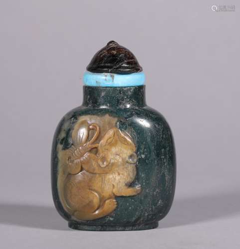 A QING DYNASTY WATER PLANT AGATE SNUFF BOTTLE