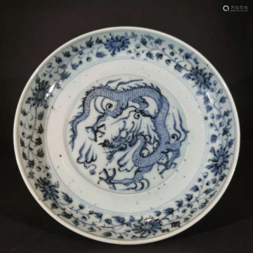 A YUAN DYNASTY BLUE AND WHITE DRAGON PATTERN PLATE