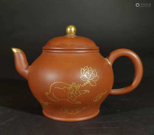 A MENGCHEN STYLE PURPLE CLAY TEAPOT,PAINTED IN GOLD