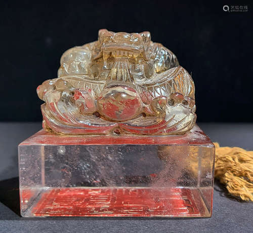 A QING DYNASTY DRAGON BUTTON CRYSTAL SEAL