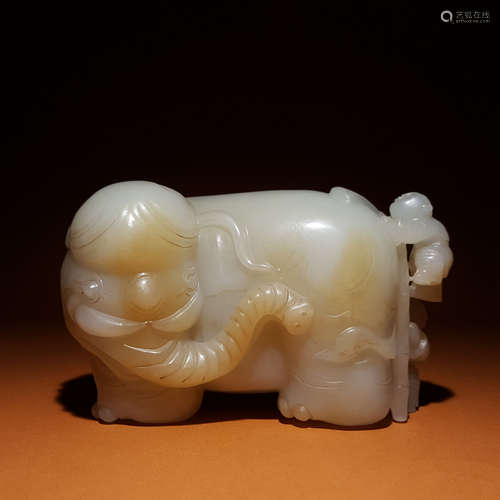 A QING DYNASTY HETIAN JADE ORNAMENT, BOY WASHING ELEPHANT