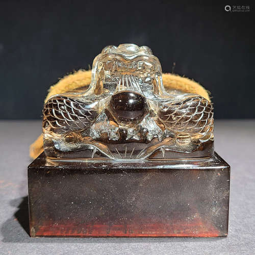 A QING DYNASTY DRAGON BUTTON CRYSTAL SEAL