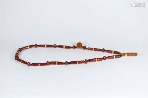 A STRING OF WARRING STATES PERIOD AGATE GOLD NECKLACE