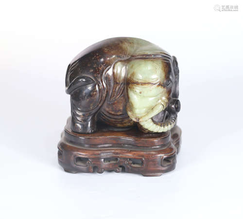 A MING DYNASTY JADE ELEPHANT ORNAENT