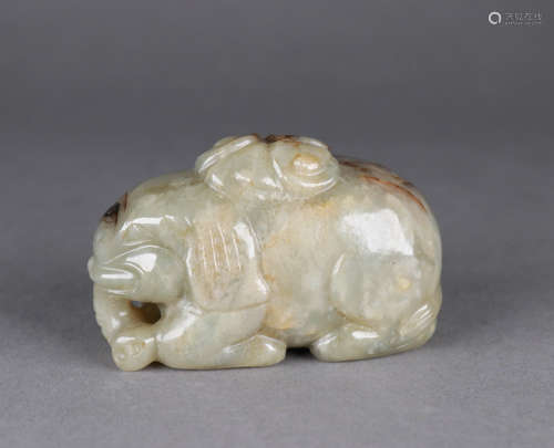 A QING DYNASTY HETIAN JADE ELEPHANT CARVING ORNAMENT