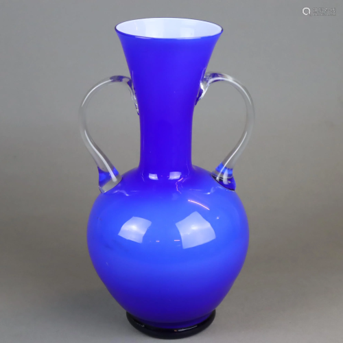 Doppelhenkelvase- China, blaues Glas mit milchi…